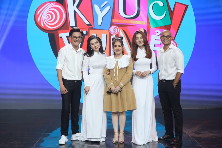 Nữ diễn viên hội ngộ dàn sao Gọi giấc mơ về trong chương trình Ký ức vui vẻ. Ảnh: TL