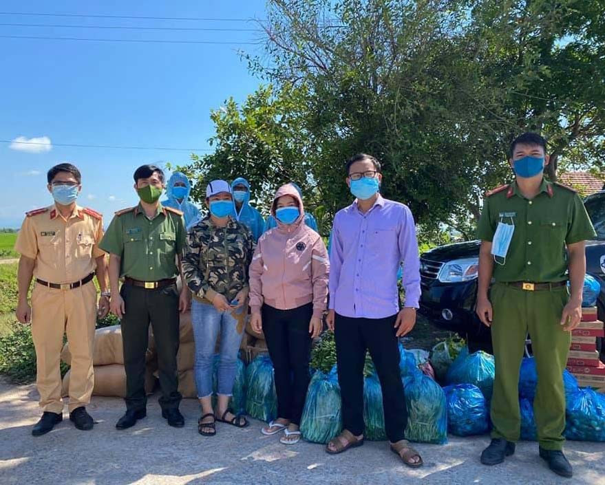 Công an huyện Phú Thiện cùng các Mạnh Thường Quân tặng 1 tấn gạo cùng nhiều nhu yếu phầm hỗ trợ người dân thôn Mơ Nai Trang (xã Ia Piar).Ảnh.Vũ Chi