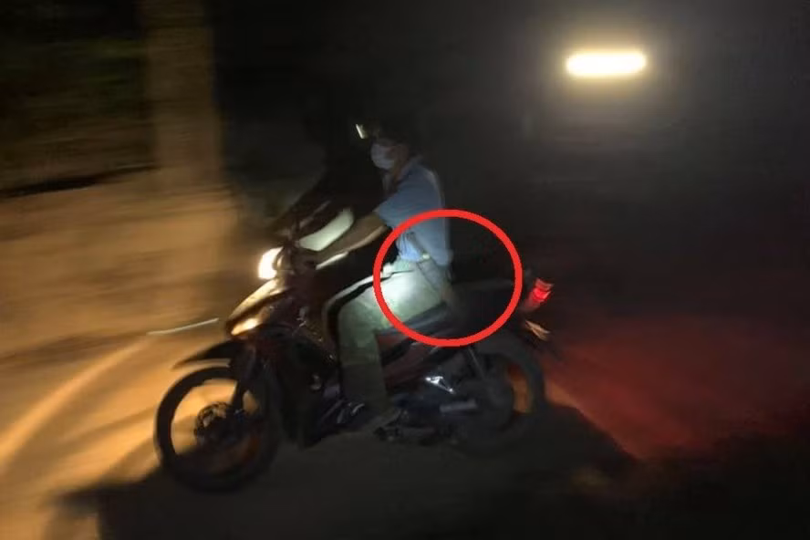 Lâm tặc vào lâm phần Công ty lâm nghiệp Ea Kar khai thác gỗ và trên người có mang hung khí. Ảnh: T.X