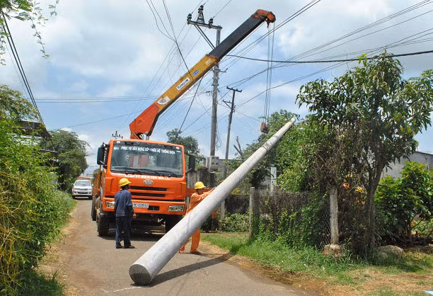 Điện lực An Khê thi công hệ thống điện ở huyện Đak Pơ. Ảnh: Hà Duy