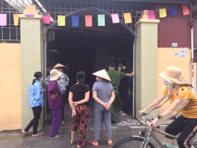 Người dân địa phương bàng hoàng trước sự việc vừa xảy ra.