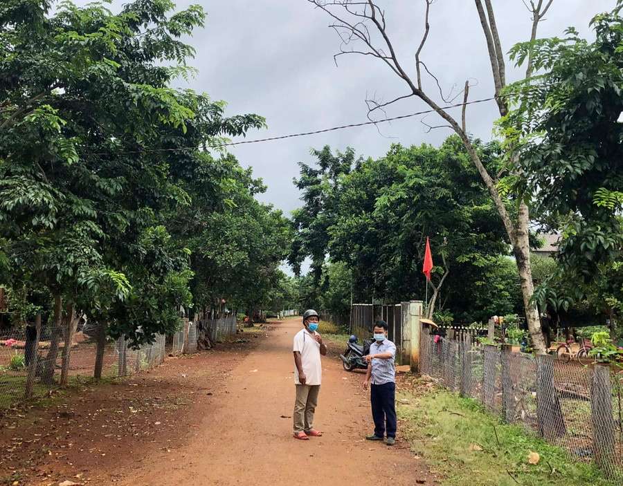 Ông Nay Pháp-Trưởng thôn Dăng (bìa trái) cho biết gần 100% đường giao thông nội làng đã được bê tông hóa. Ảnh: Gia Hưng