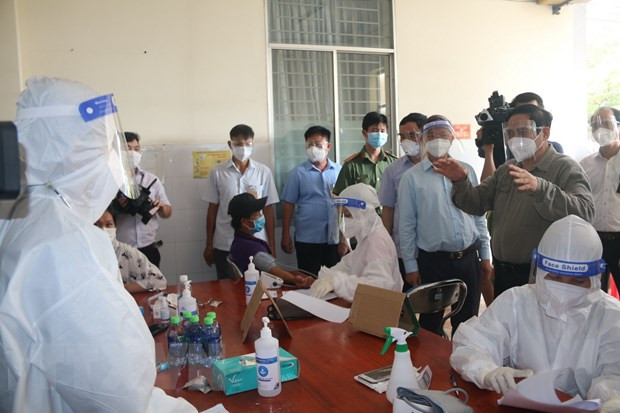 Thủ tướng Phạm Minh Chính kiểm tra việc tiêm vaccine COVID-19 ở xã Thạnh Phú, huyện Vĩnh Cửu, tỉnh Đồng Nai. (Ảnh: Công Phong/TTXVN)  Thủ tướng Phạm Minh Chính kiểm tra việc tiêm vaccine COVID-19 ở xã Thạnh Phú, huyện Vĩnh Cửu, tỉnh Đồng Nai. (Ảnh: Công Phong/TTXVN)