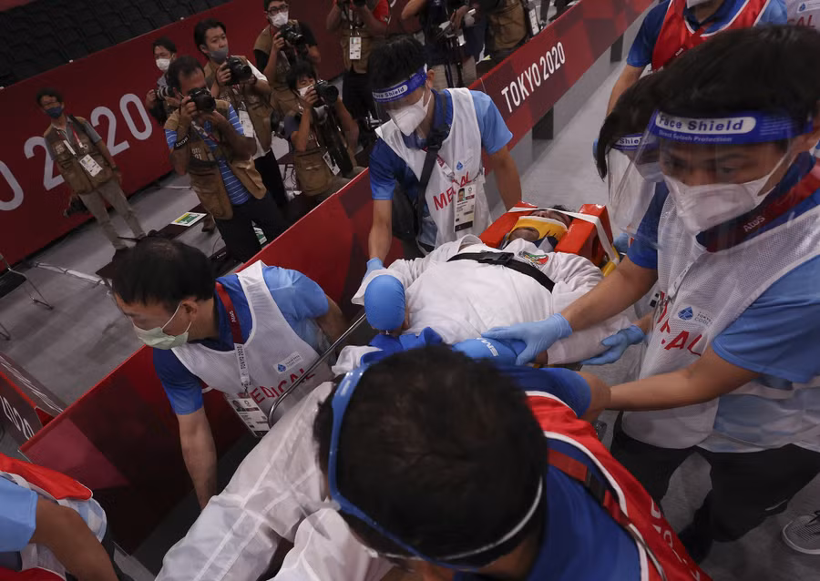 VĐV Iran được cấp cứu bằng cáng khỏi sân thi đấu. Ảnh: Reuters