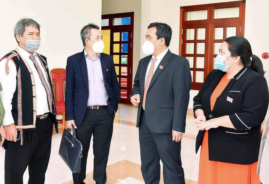 Ủy viên Ban Chấp hành Trung ương Đảng, Bí thư Tỉnh ủy, Chủ tịch HĐND tỉnh Hồ Văn Niên (thứ 2 từ phải sang) trao đổi với các đại biểu trong giờ giải lao. Ảnh: Đức Thụy