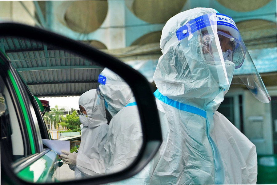 Không chỉ chở bệnh nhân từ nhà đến bệnh viện, những người trong đội taxi cấp cứu còn phải chờ đến khi bệnh viện tiếp nhận bệnh mới quay về. Ảnh: Độc Lập