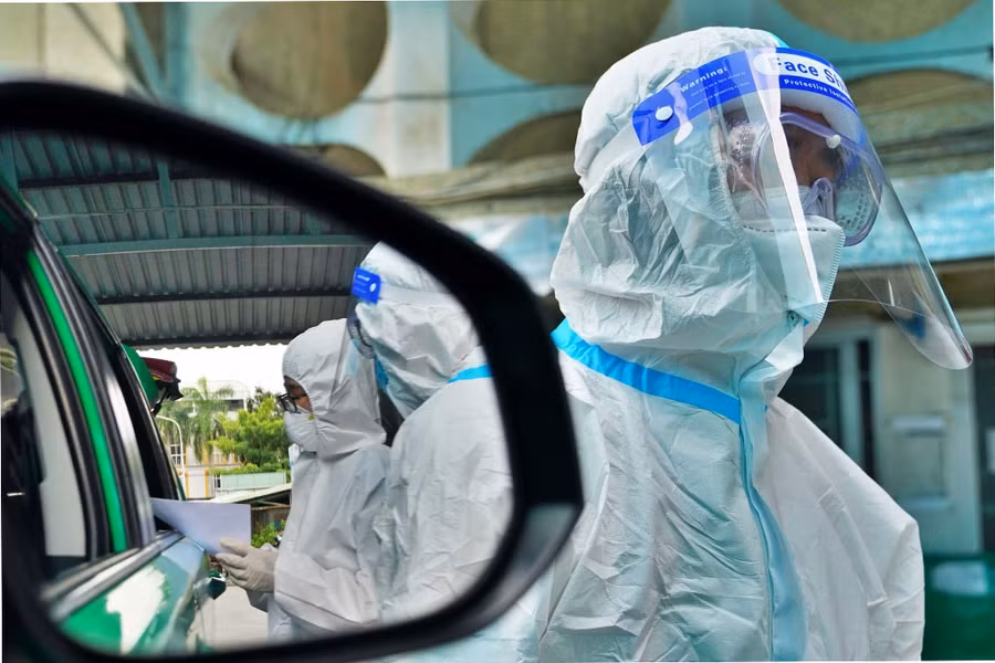 Không chỉ chở bệnh nhân từ nhà đến bệnh viện, những người trong đội taxi cấp cứu còn phải chờ đến khi bệnh viện tiếp nhận bệnh mới quay về. Ảnh: Độc Lập