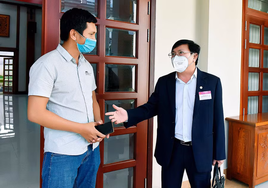 Báo Gia Lai trao đổi với Giám đốc Sở Công thương Phạm Văn Binh bên lề kỳ họp. Ảnh: Đức Thụy