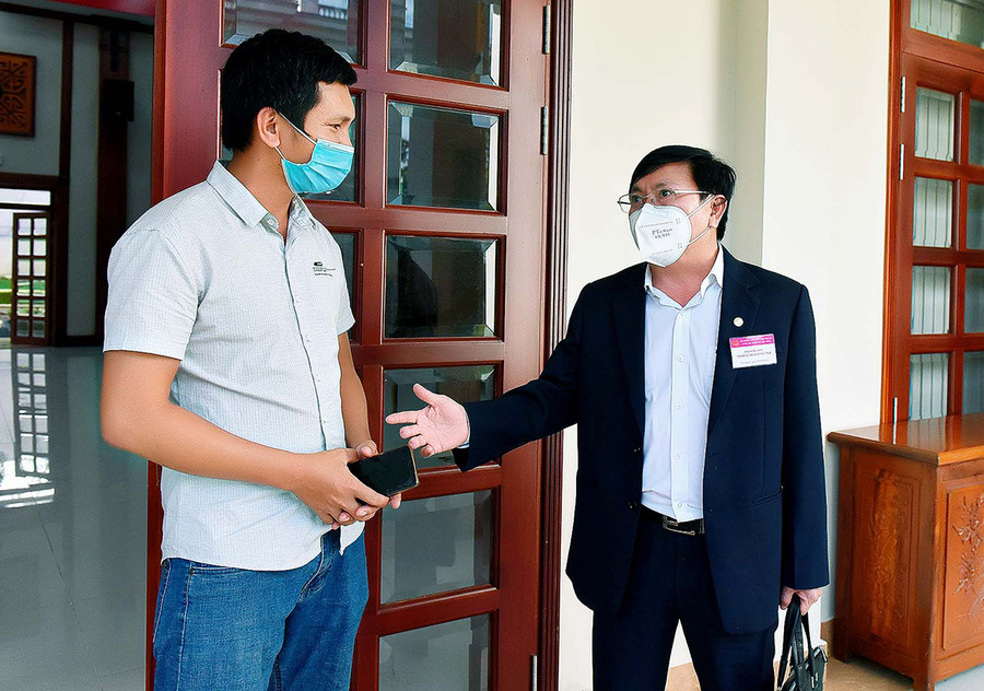 Báo Gia Lai trao đổi với Giám đốc Sở Công thương Phạm Văn Binh bên lề kỳ họp. Ảnh: Đức Thụy