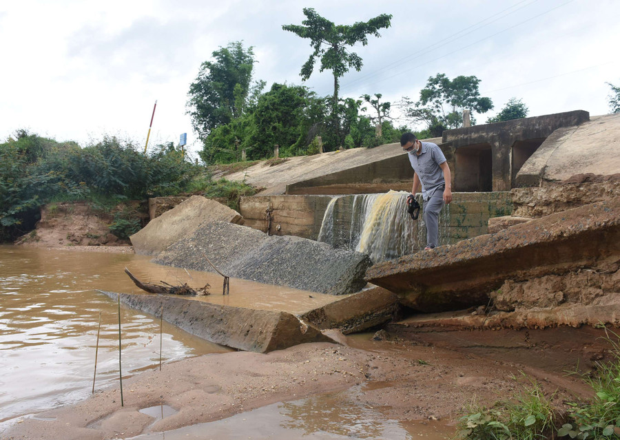 Cống tràn vào làng Kon Drei, xã Đăk Blà bị hư hỏng nặng. Ảnh: P.N 