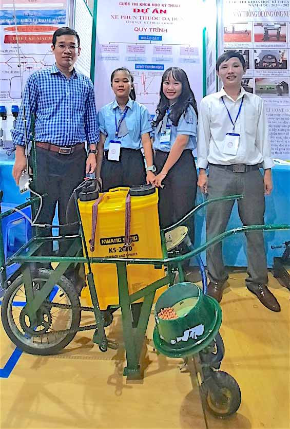 Thầy Bùi Văn Hùng (bìa phải) chung vui cùng 2 học trò khi dự án xe phun thuốc đa dụng đạt giải nhì tại Cuộc thi khoa học kỹ thuật học sinh trung học cấp tỉnh lần thứ VII (ảnh chụp trước tháng 4-2021). Ảnh: Mộc Trà