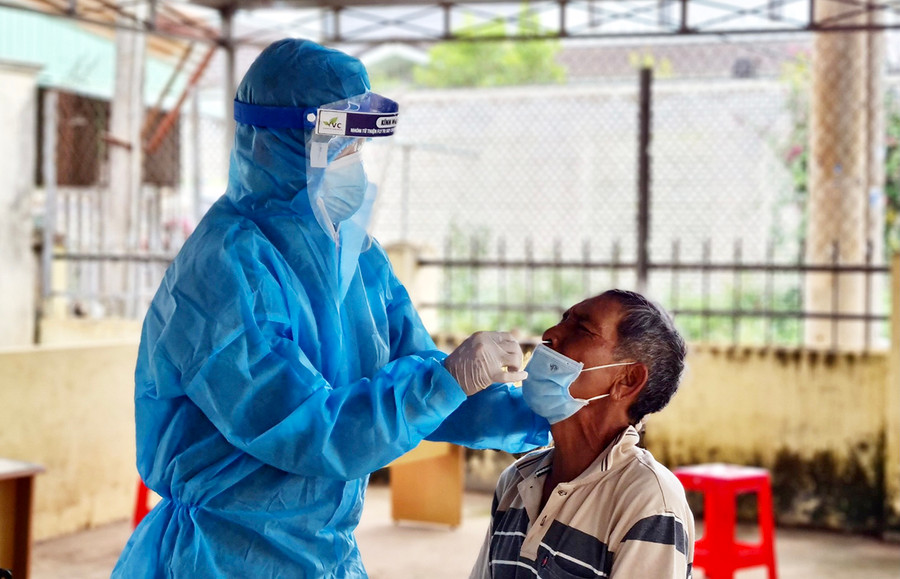 Nhân viên y tế lấy mẫu xét nghiệm tầm soát SARS-CoV-2 cho người dân xã An Phú (TP. Pleiku). Ảnh: Như Nguyện Nhân viên y tế lấy mẫu xét nghiệm tầm soát SARS-CoV-2 cho người dân xã An Phú, TP. Pleiku. Ảnh: Như Nguyện