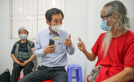 BS-CKII Trần Văn Khanh - Giám độc Bệnh viện Lê Văn Thịnh trò chuyện, hỏi thăm bác Lê Thăng (72 tuổi) khi bác tiêm ngừa vaccine phòng Covid-19 dành cho người lớn tuổi tại Bệnh viện Lê Văn Thịnh - TP Thủ Đức. Ảnh: Hoàng Hùng BS-CKII Trần Văn Khanh - Giám độc Bệnh viện Lê Văn Thịnh trò chuyện, hỏi thăm bác Lê Thăng (72 tuổi) khi bác tiêm ngừa vaccine phòng Covid-19 dành cho người lớn tuổi tại Bệnh viện Lê Văn Thịnh - TP Thủ Đức. Ảnh: Hoàng Hùng