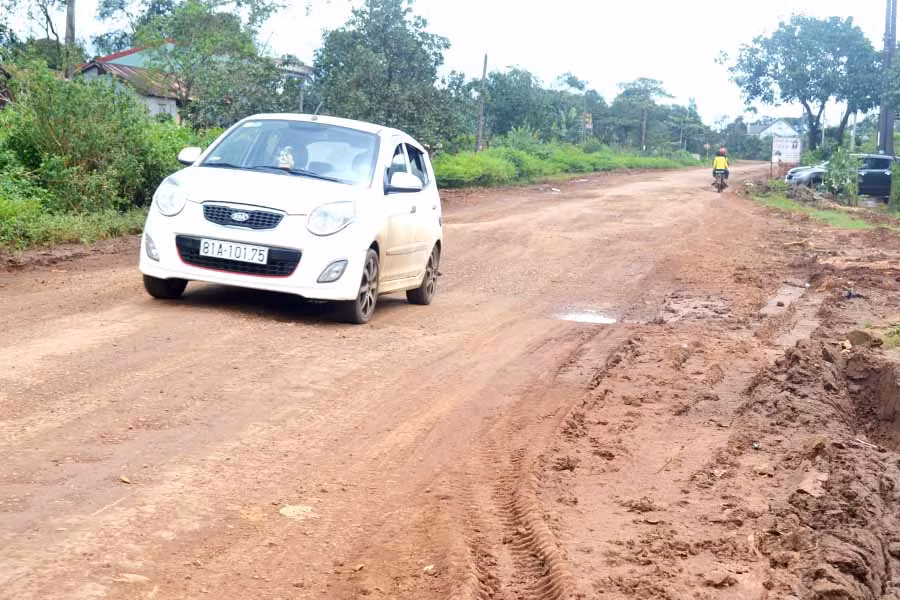 Cử tri huyện Mang Yang đề nghị UBND tỉnh chỉ đạo Sở Giao thông-Vận tải đẩy nhanh tiến độ thi công công trình sửa chữa, nâng cấp tỉnh lộ 666. Ảnh: Lê Hòa Dự án nâng cấp tỉnh lộ 666 khi hoàn thành sẽ giúp việc đi lại của người dân thuận tiện, an toàn hơn. Ảnh: L.H