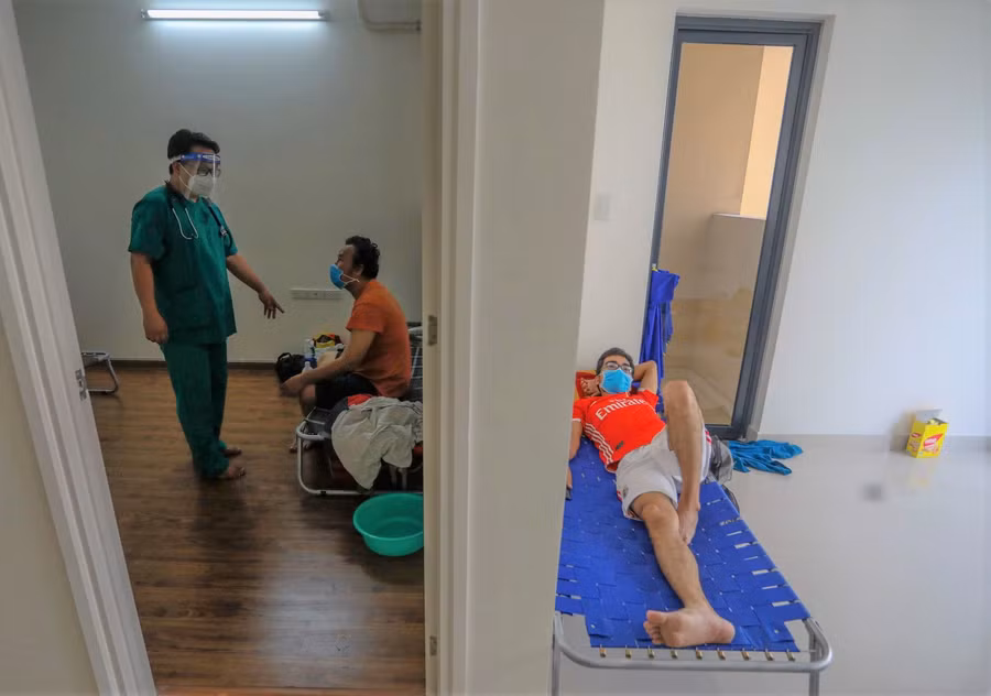 Bác sĩ Quang đi kiểm tra các phòng bệnh. Ảnh: NVCC