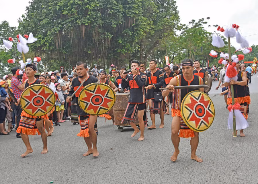 Điệu múa khiên của thanh niên dân tộc thiểu số Tây Nguyên trong lễ hội đường phố. Ảnh: Tấn Vịnh