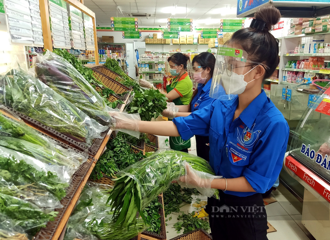 Lực lượng đi chợ hộ tại địa phương đến các siêu thị gom đơn, hỗ trợ người dân. Ảnh: Hồng Phúc Lực lượng đi chợ hộ tại địa phương đến các siêu thị gom đơn, hỗ trợ người dân. Ảnh: Hồng Phúc