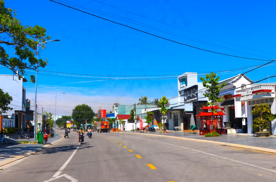 Đường Đỗ Trạc được phường An Phú (thị xã An Khê) tập trung xây dựng thành tuyến phố văn minh sáng-xanh-sạch-đẹp. Ảnh: Ngọc Minh