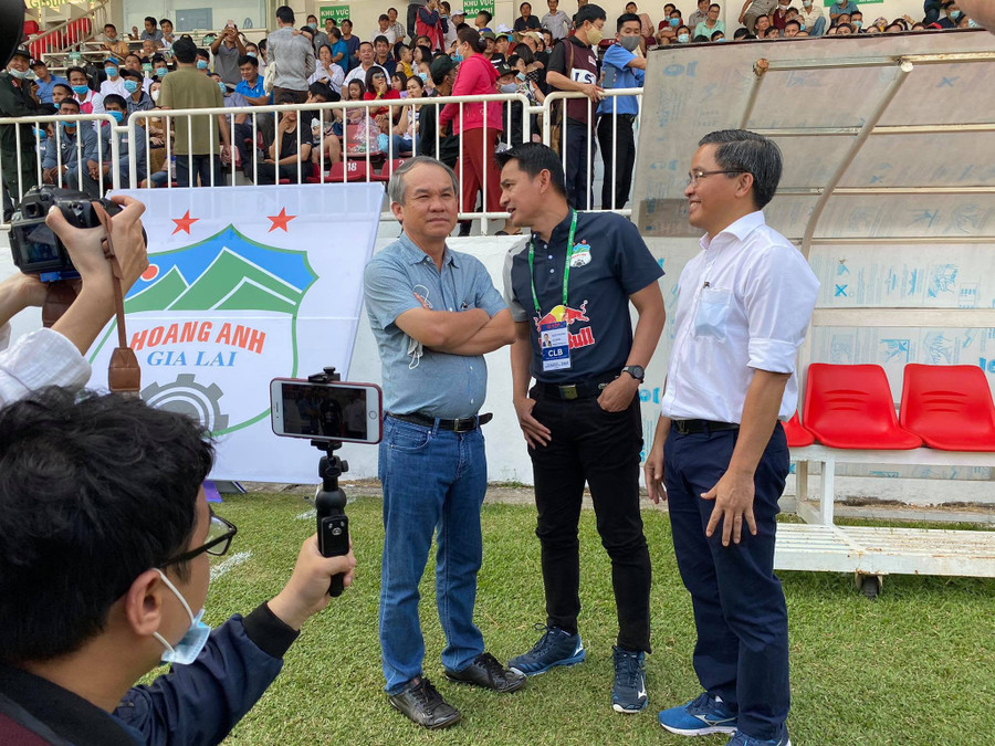 Bấu Đức không dự họp nhưng theo sát tình hình diễn biến cuộc họp trực tuyến và phản ứng cách điều hành của VPF. Ảnh: Minh Trần