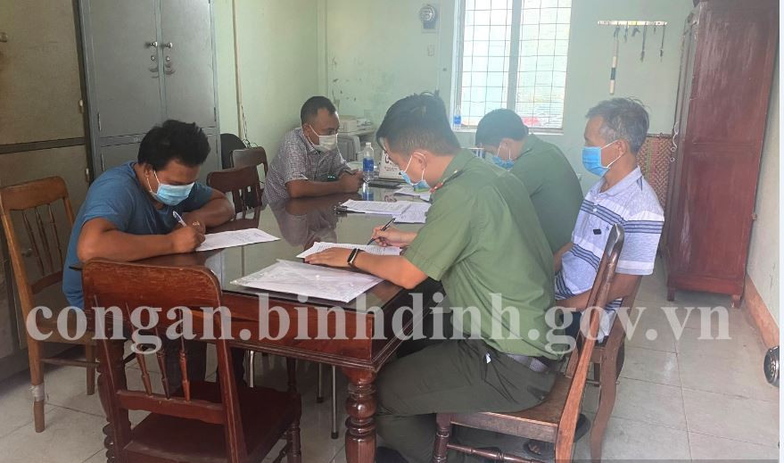 Công an huyện Phù Mỹ xử lý vi phạm lợi dụng xe dịch vụ cứu thương vận chuyển hành khách từ vùng dịch về Bình Định. Ảnh: CABĐ Công an huyện Phù Mỹ xử lý vi phạm lợi dụng xe dịch vụ cứu thương vận chuyển hành khách từ vùng dịch về Bình Định. Ảnh: CABĐ.