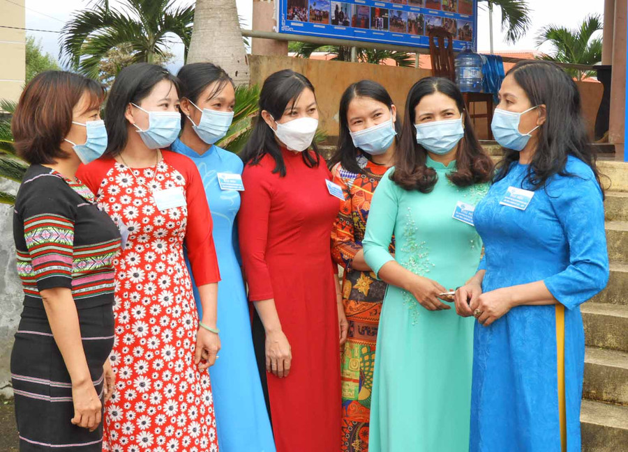 Cán bộ phụ nữ huyện Mang Yang trao đổi kinh nghiệm công tác Hội. Ảnh: Thanh Nhật