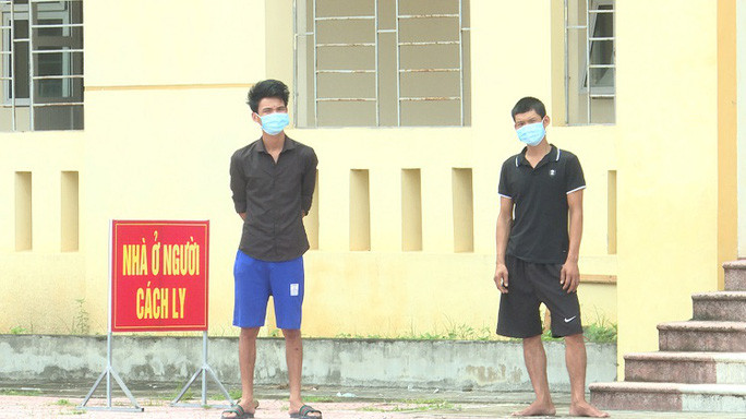 Hà Văn Minh và Lê Hữu Khoa hiện đang tiếp tục thực hiện cách ly tại khu vực cách ly tập trung - Ảnh: Công an cung cấp