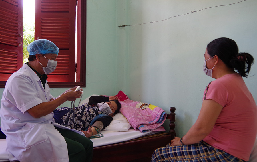  Cán bộ quân y theo dõi, chăm sóc sức khỏe cho công dân đang thực hiện cách ly tập trung. Ảnh: Phương Dung