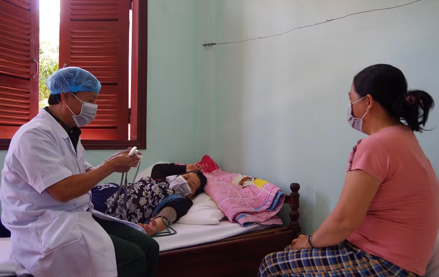 Cán bộ quân y theo dõi, chăm sóc sức khỏe cho công dân đang thực hiện cách ly tập trung. Ảnh: Phương Dung Cán bộ quân y theo dõi, chăm sóc sức khỏe cho công dân đang thực hiện cách ly tập trung. Ảnh: Phương Dung