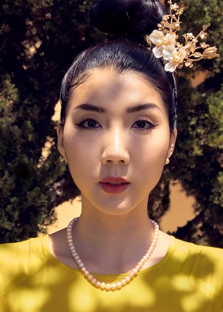 Những ngày xa quê hương, cô thường diện trang phục truyền thống trong những dịp trọng đại. Cô tin rằng những người con xa xứ đều có chung cảm giác muốn hướng về nguồn cội trong mỗi dịp lễ, Tết truyền thống của người Việt. Ảnh: NVCC