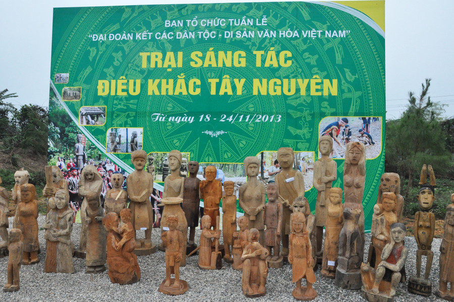 Thành quả của Trại sáng tác điêu khắc gỗ Tây Nguyên do Làng Văn hóa-Du lịch các dân tộc Việt Nam tổ chức tại Đồng Mô, Hà Nội năm 2013. Ảnh: Tấn Vịnh