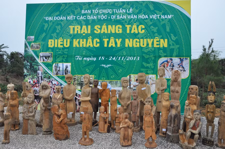 Thành quả của Trại sáng tác điêu khắc gỗ Tây Nguyên do Làng Văn hóa-Du lịch các dân tộc Việt Nam tổ chức tại Đồng Mô, Hà Nội năm 2013. Ảnh: Tấn Vịnh