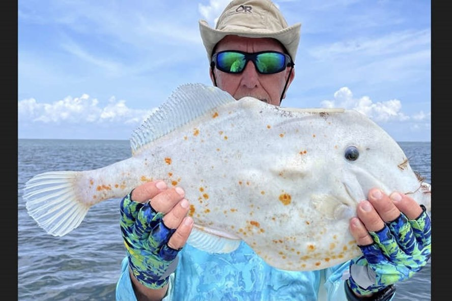 Cần thủ Florida và con cá kỳ lạ bắt được trong một chuyến đi câu. Ảnh: FWC