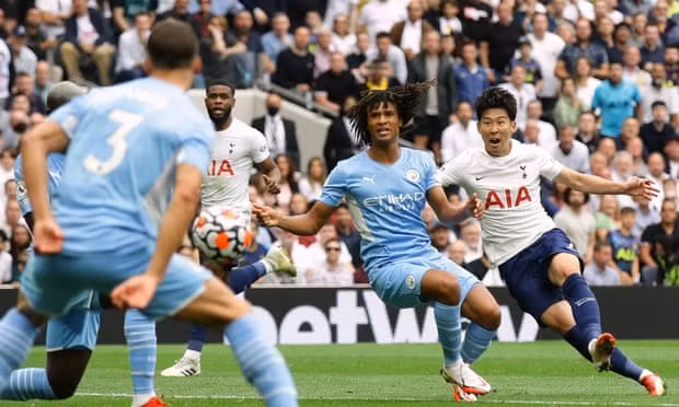 Cú dứt điểm táo bạo của Son. Ảnh: Premier League.