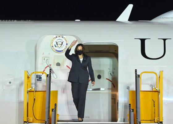 Phó Tổng thống Hoa Kỳ Kamala Harris bước ra khỏi chuyên cơ ở sân bay Nội Bài, bắt đầu chuyến thăm Việt Nam tối 24-8. Ảnh: VIẾT CHUNG