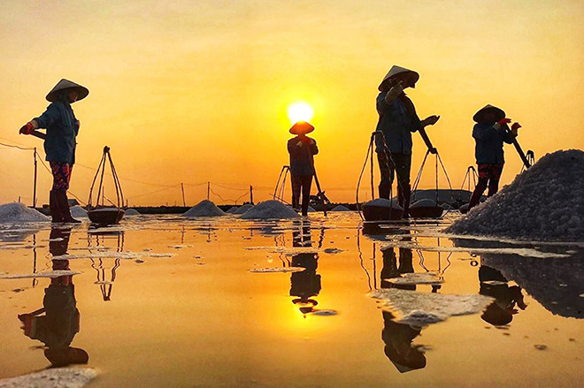 Gồng mình mưu sinh trên đồng muối.