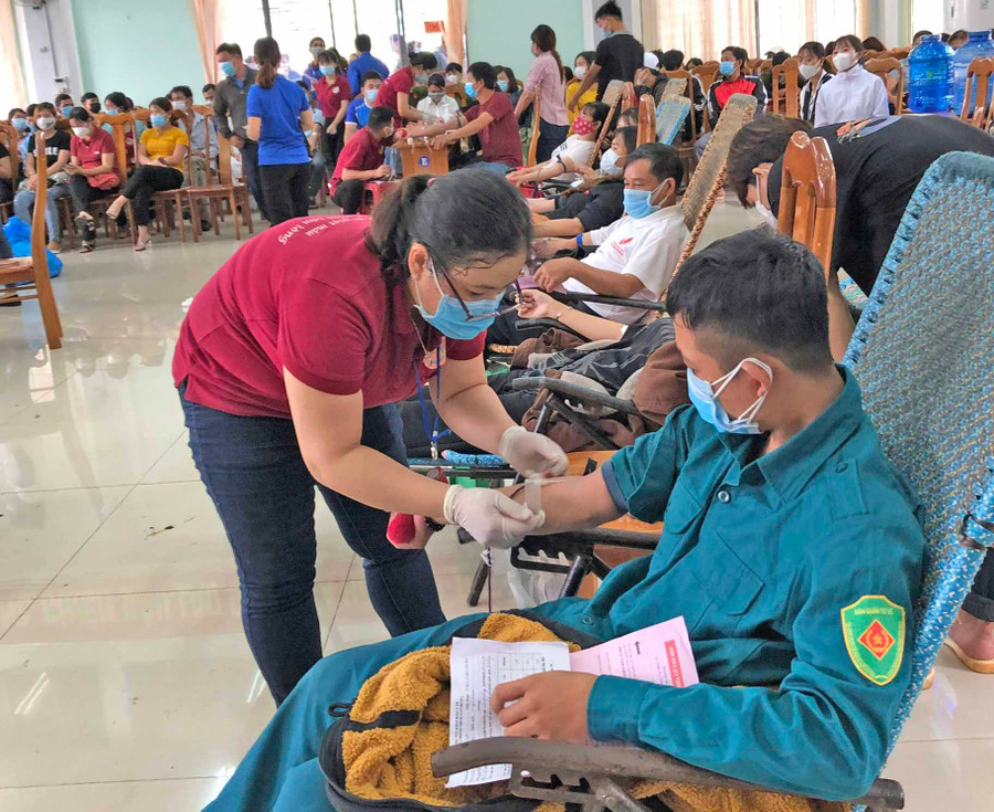 Đông đảo người dân huyện Chư Prông tham gia hiến máu tình nguyện. Ảnh: Hồng Ngọc