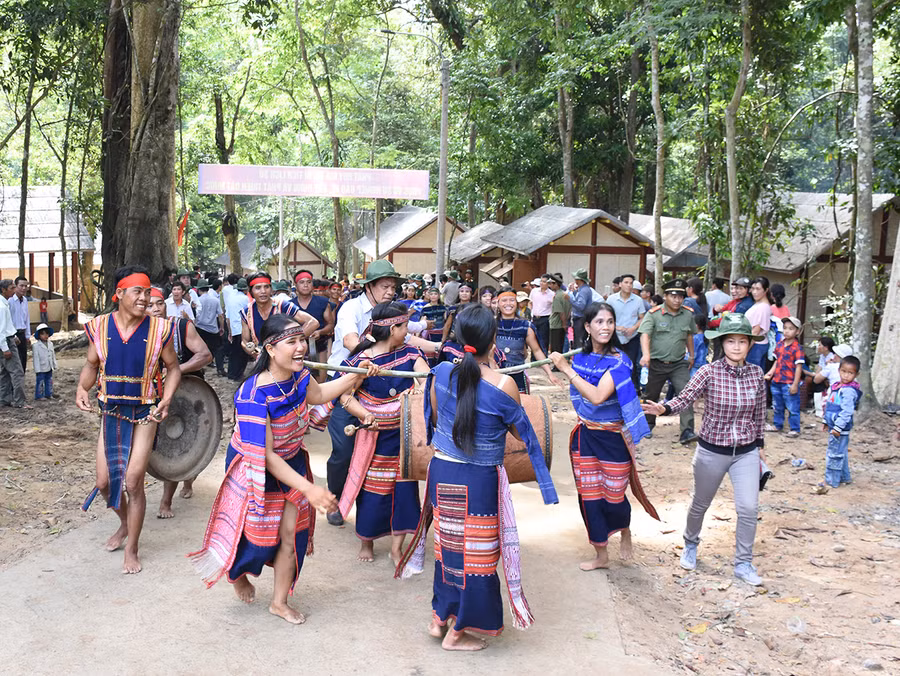 Các tiết mục biểu diễn chào mừng sự kiện khánh thành Khu Di tích lịch sử cách mạng của tỉnh tại xã Krong (ảnh chụp trước tháng 4-2021). Ảnh: Minh Nguyễn Các tiết mục biểu diễn chào mừng sự kiện khánh thành Khu Di tích lịch sử cách mạng của tỉnh tại xã Krong. Ảnh: Minh Nguyễn
