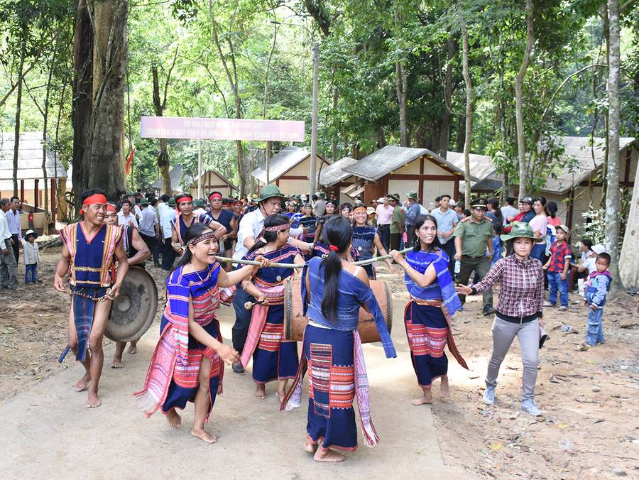 Các tiết mục biểu diễn chào mừng sự kiện khánh thành Khu Di tích lịch sử cách mạng của tỉnh tại xã Krong (ảnh chụp trước tháng 4-2021). Ảnh: Minh Nguyễn Các tiết mục biểu diễn chào mừng sự kiện khánh thành Khu Di tích lịch sử cách mạng của tỉnh tại xã Krong. Ảnh: Minh Nguyễn