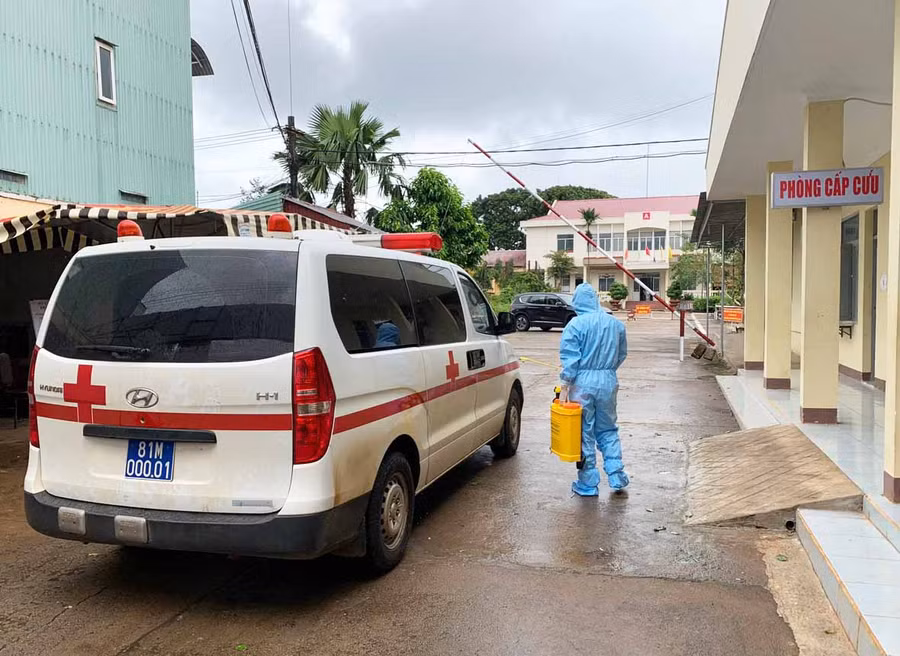 Xe cứu thương chuyên dụng chuyển các trường hợp F0 về Bệnh viện điều trị Covid-19 cơ sở 3 (Bệnh viện 331). Ảnh: Như Nguyện