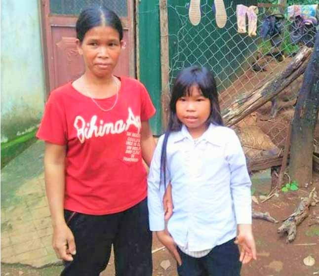 Em Rơ Lan Bin và mẹ. Ảnh: Hà Tây