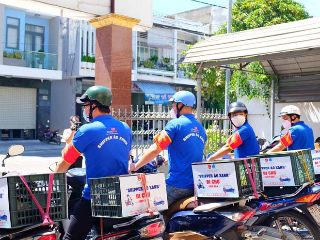 Thành đoàn Quy Nhơn tổ chức các đội thanh niên tình nguyện đi chợ giúp người dân trong vùng bị phong tỏa - Ảnh: Dương Hưng