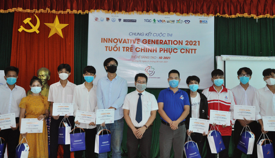 Các tác giả trẻ tuổi có ý tưởng đạt giải được vinh danh. Ảnh: Thanh Lộc