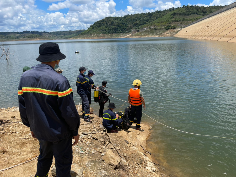 Khu vực anh Trần Phước Phúc gặp nạn có độ sâu khoảng 6-7 m. Ảnh: Văn Thắng Khu vực anh Phúc gặp nạn có độ sâu khoảng 6 đến 7 m. Ảnh: Văn Thắng