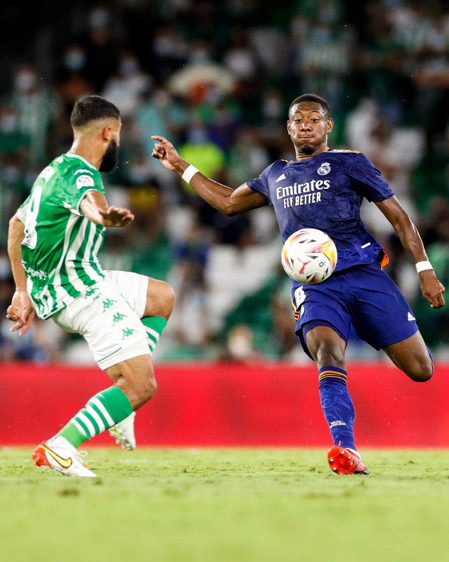 Hậu vệ David Alaba (phải) được HLV Ancelotti đưa vào đá trung vệ giúp hàng thủ Real Madrid vững chắc hơn. Ảnh: AFP