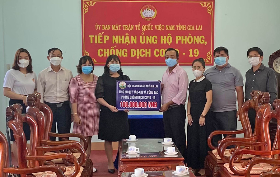 Hội Doanh nhân trẻ Gia Lai ủng hộ 100 triệu đồng cho công tác phòng-chống Covid-19 của tỉnh. Ảnh: Hà Đức Thành Hội Doanh nhân trẻ tỉnh trao ủng hộ Quỹ vắc xin phòng chống Covid-19 của tỉnh. Ảnh: Hà Đức Thành