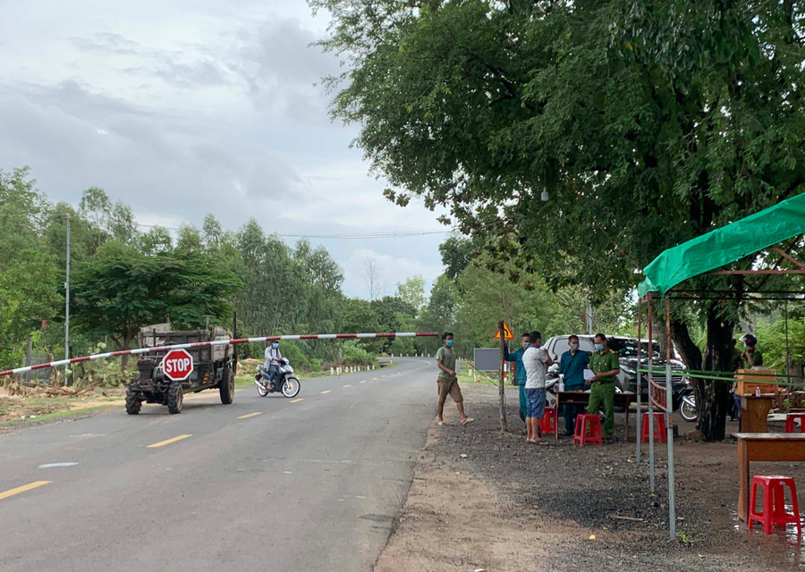 Chốt kiểm soát dịch tại chân đèo Tô Na (giáp ranh với thị xã Ayun Pa) được thiết lập lại nhằm kiểm soát người và phương tiện từ vùng dịch về địa phương. Ảnh: Vũ Chi