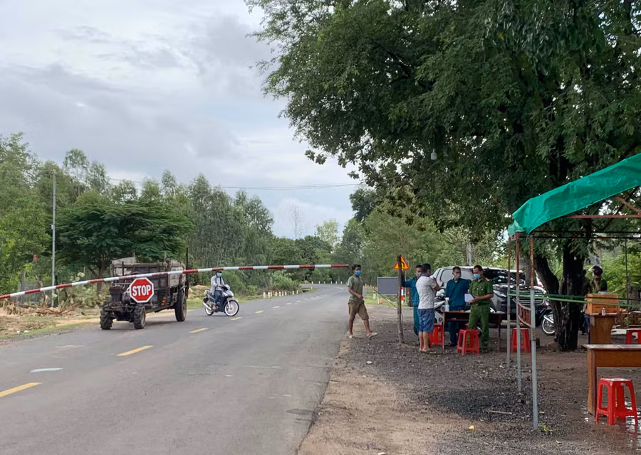 Chốt kiểm soát dịch tại chân đèo Tô Na (giáp ranh với thị xã Ayun Pa) được thiết lập lại nhằm kiểm soát người và phương tiện từ vùng dịch về địa phương. Ảnh: Vũ Chi