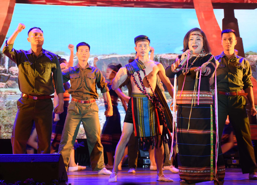 Các diễn viên Nhà hát Ca múa nhạc tổng hợp Đam San trong một tiết mục biểu diễn cùng Nghệ sĩ Nhân dân Rơchăm Phiang. Ảnh: Lam Nguyên