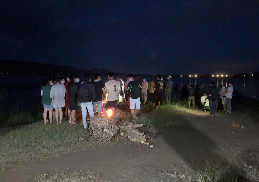 Nhiều người dân đang trông chờ vào lực lượng tìm kiếm cứu hộ. Ảnh: Văn Ngọc Nhiều người dân đang trông chờ vào lực lượng tìm kiếm cứu hộ. Ảnh: Văn Ngọc