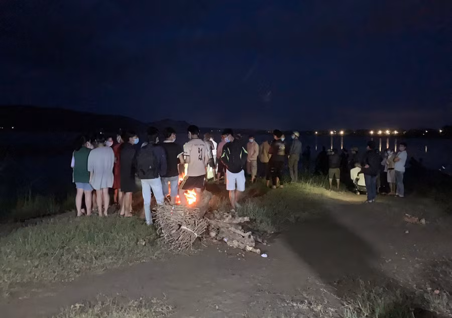 Nhiều người dân đang trông chờ vào lực lượng tìm kiếm cứu hộ. Ảnh: Văn Ngọc